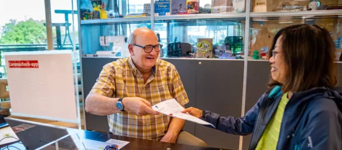 Vrijwilliger André maakt anderen Coronapas-wijs in de Centrale Bibliotheek