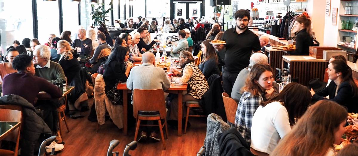Rotterdamse Helden op lunchdate met ouderen